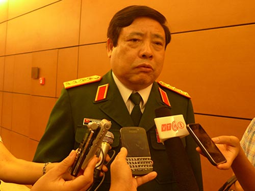Bộ trưởng Bộ Quốc phòng Phùng Quang Thanh trả lời báo chí bên lề Quốc hội
Ảnh: Hoàng Ngọc