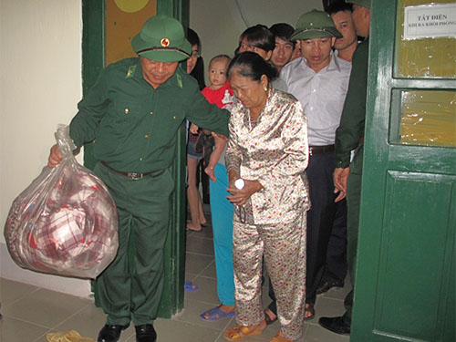 Lực lượng chức năng tỉnh Quảng Ninh khẩn trương di dời dân đến nơi trú tránh bão lũẢnh: Trọng Đức