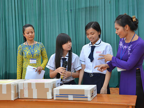 Đại diện thí sinh kiểm tra niêm phong đề thi tại Hội đồng thi Trường THPT Mạc Đĩnh Chi (quận 6, TP HCM) Ảnh: Tấn THạnh