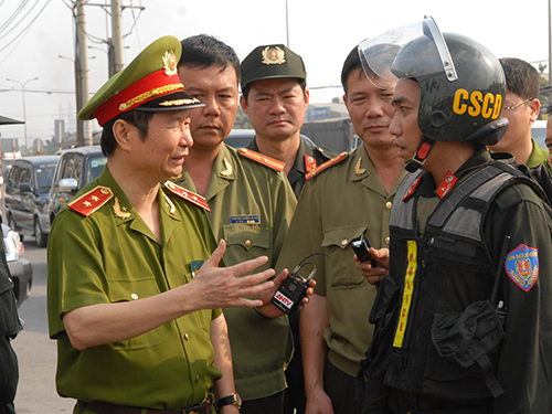 Thứ trưởng Phạm Quý Ngọ (bìa trái) kiểm tra công tác bảo đảm an ninh trật tự trên địa bàn TP HCM trong dịp Tết Nguyên đán 2013Ảnh: TTXVN
