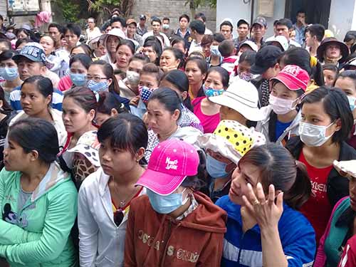 Công nhân Công ty PIA Toàn Cầu (quận 12, TP HCM) thắc mắc việc bị nợ lương và BHXH sau khi chủ doanh nghiệp bỏ trốnẢnh: CAO HƯỜNG