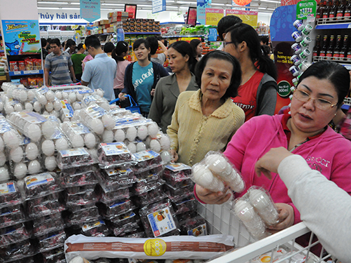 Kh&aacute;ch h&agrave;ng mua sắm tại si&ecirc;u thị Co.opmart Đinh Ti&ecirc;n Ho&agrave;ng (TP HCM)  trong những ng&agrave;y gi&aacute;p Tết 
Ảnh: Hồng Th&uacute;y