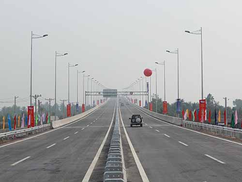 Vừa thông xe, đường cao tốc 20.000 tỉ đồng đã lún
