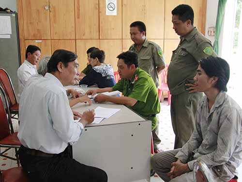 Cơ sở x&atilde; hội B&igrave;nh Triệu tiếp nhận người nghiện v&agrave;o trưa 5-12  Ảnh Ho&agrave;ng Triều
