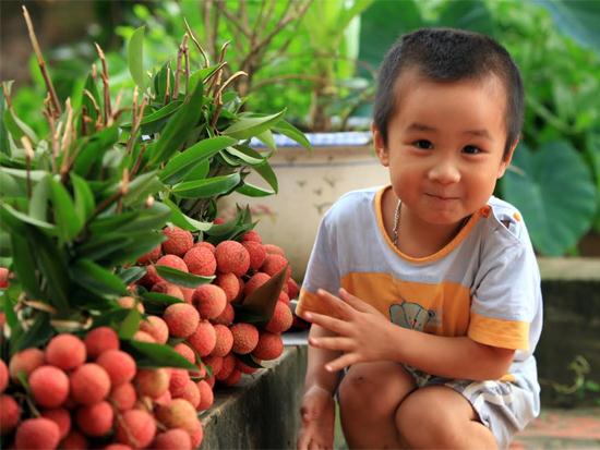 Cậu b&eacute; cũng g&oacute;p sức đếm c&aacute;c t&uacute;m vải, nhưng chắc chắn bố mẹ cậu sẽ phải đếm lại nếu kh&ocirc;ng muốn bị mất tiền!