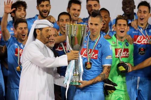 Thủ tướng Qatar Sheikh Abdullah bin Khalifa al-Thani trao cúp cho thủ quân Marek Hamsik