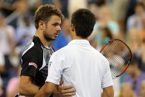 Nishikori nhận lời ch&uacute;c mừng từ Stan Wawrinka tại giải Mỹ mở rộng