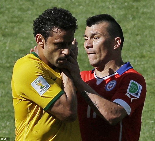 Lãnh đạo tuyển Brazil bị tố đấm vô mặt cầu thủ Chile