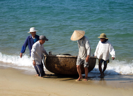 Thúng chai chở 6 người bị chìm, 1 ngư dân tử nạn