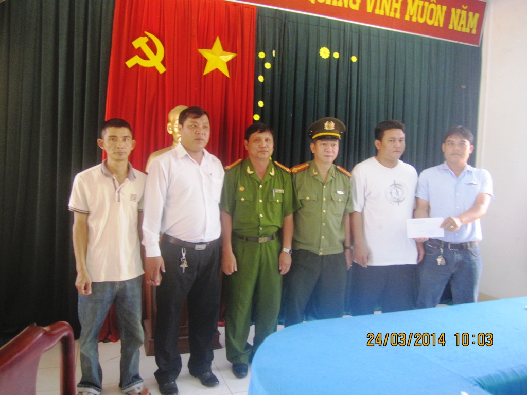 C&aacute;c &ldquo;hiệp sĩ&rdquo; vui mừng v&igrave; được C&ocirc;ng an TP Thủ Dầu Một &ldquo;thưởng n&oacute;ng&rdquo; 2 triệu đồng nhằm kh&iacute;ch lệ tinh thần.