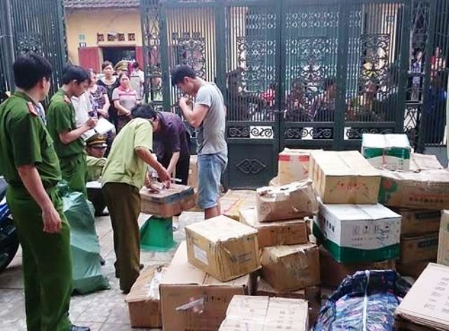 Lực lượng li&ecirc;n ng&agrave;nh Thanh H&oacute;a đang lập bi&ecirc;n bản xử l&iacute; số thuốc giả nguồn gốc Trung Quốc