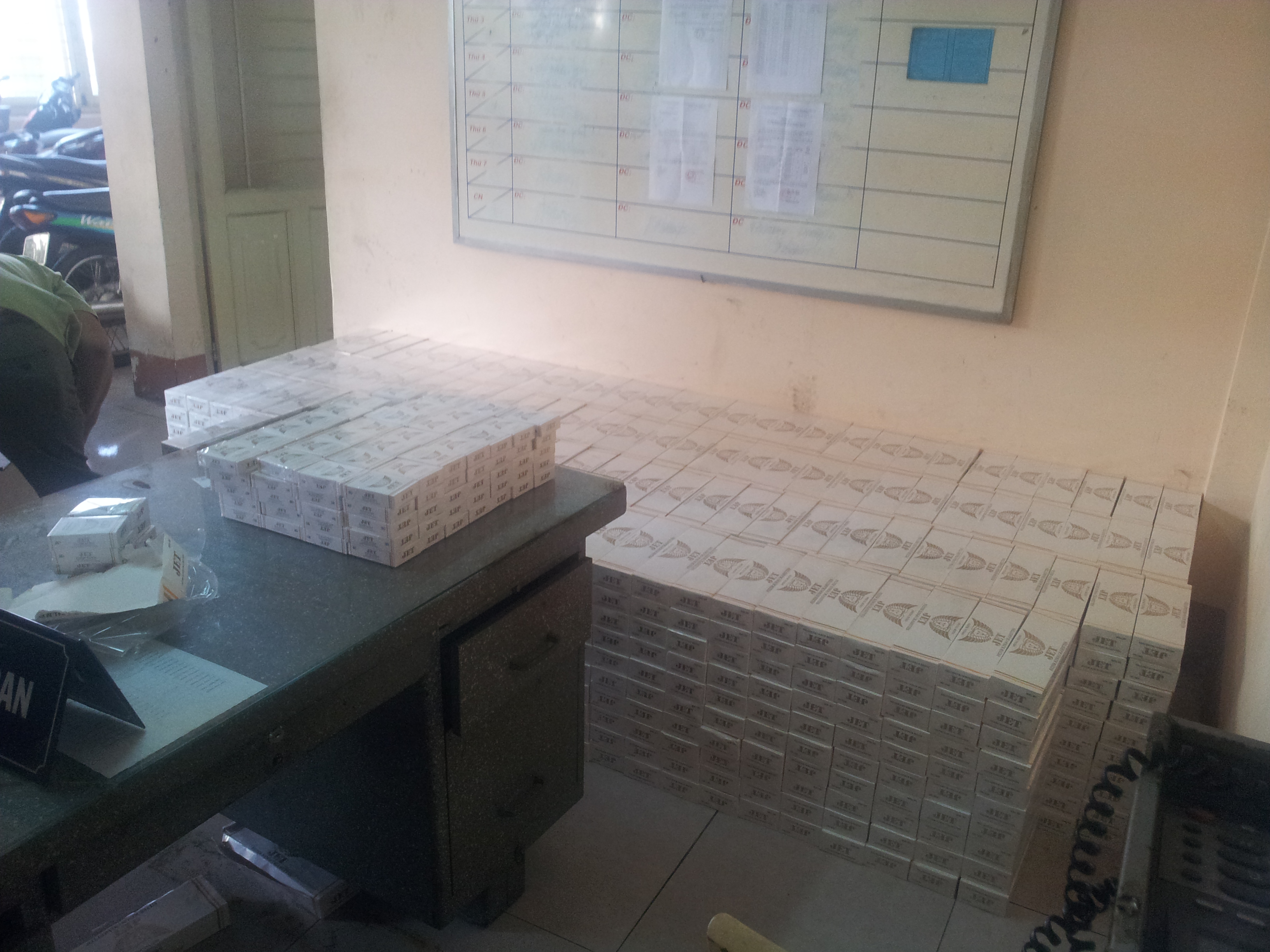 Số thuốc l&aacute; lậu bị CSGT Đội Chợ Lớn thuộc Ph&ograve;ng CSGT Đường bộ - Đường sắt C&ocirc;ng an TP HCM, ph&aacute;t hiện bắt giữ s&aacute;ng 20-9.