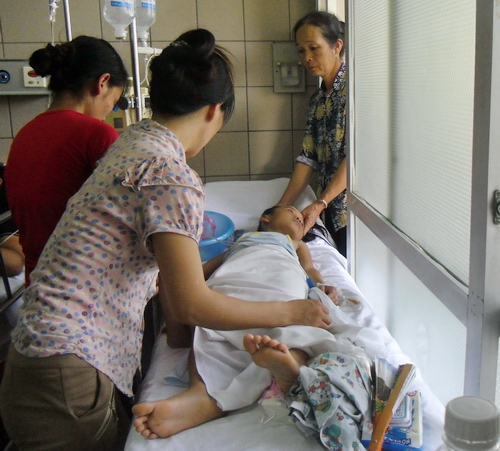 Giận chồng, mẹ cùng con uống thuốc diệt cỏ tự tử