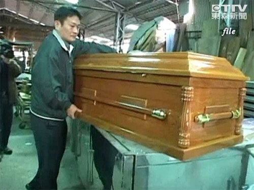 Thưởng Tết bằng…quan tài