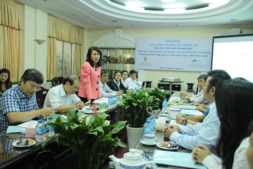 Bà Nguyễn Thị Thu, Chủ tịch LĐLĐ TP HCM, triển khai thông tin cuộc thi thiết kế trụ sở LĐLĐ TP HCM