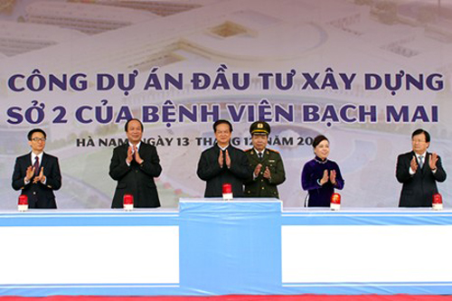 Thủ tướng Nguyễn Tấn Dũng (giữa) ph&aacute;t động khởi c&ocirc;ng x&acirc;y dựng Cơ sở 2 - Bệnh viện Bạch Mai