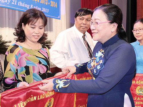 Bà Nguyễn Thị Bích Thủy, Phó Chủ tịch LĐLĐ TP HCM, trao cờ thi đua cho đại diện các tập thể xuất sắc của CĐ Giáo dục TP
ẢNH: NGA HOÀNG