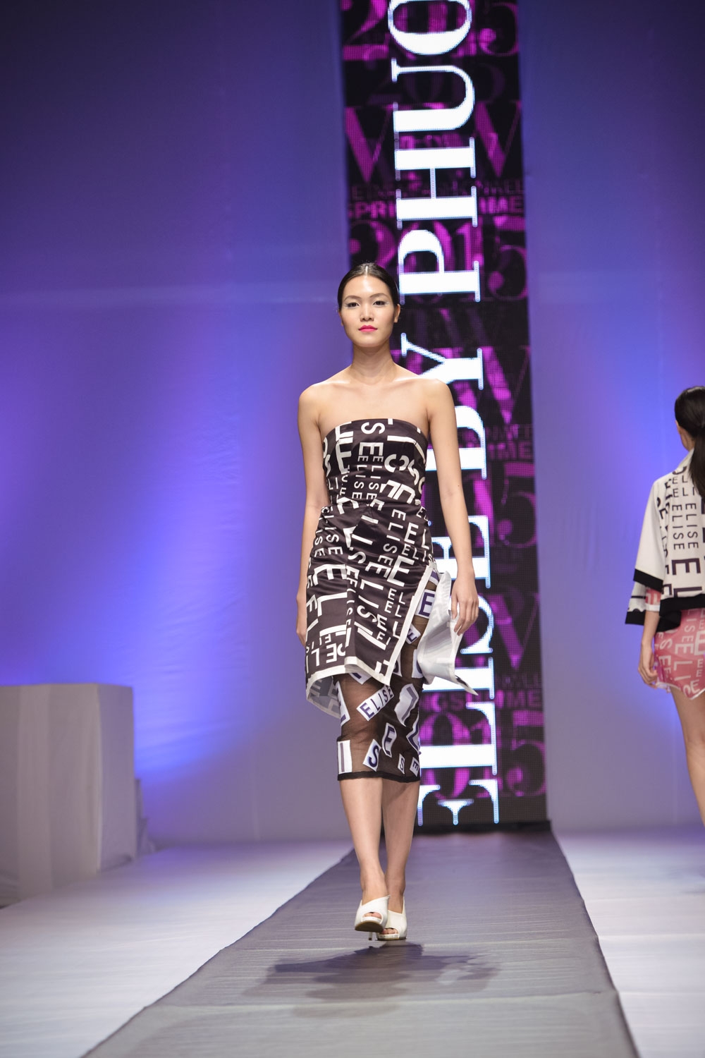 Hoa hậu Thuỳ Dung tr&ecirc;n s&agrave;n catwalk
