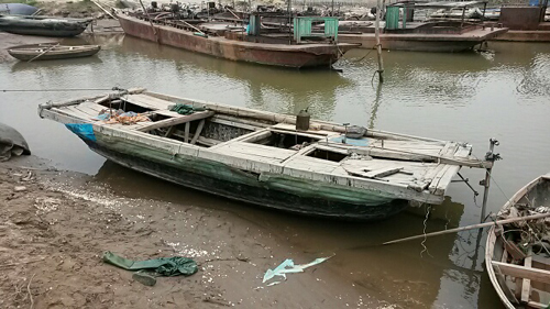 Chiếc thuyền cào ngao gặp nạn được lực lượng chức năng trục vớt sau vụ tai nạn khiến 6 người chết