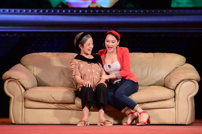 B&agrave; gi&agrave; Th&uacute;y Nga tr&ecirc;n s&acirc;n khấu kịch