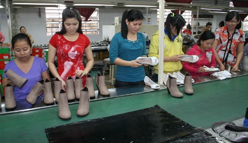 Công nhân Công ty Tích Hanh (TP HCM) kiểm tra sản phẩm