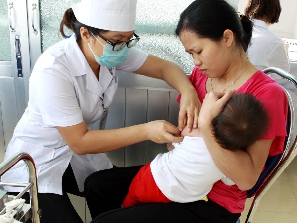Dịch bùng phát mạnh, Hà Nội tiêm miễn phí vắc-xin sởi