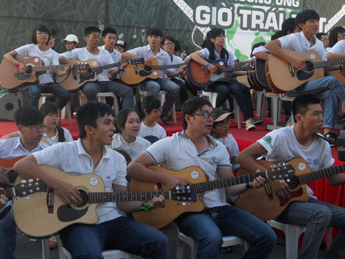 1.000 c&acirc;y đ&agrave;n guitar đồng diễn ca kh&uacute;c 