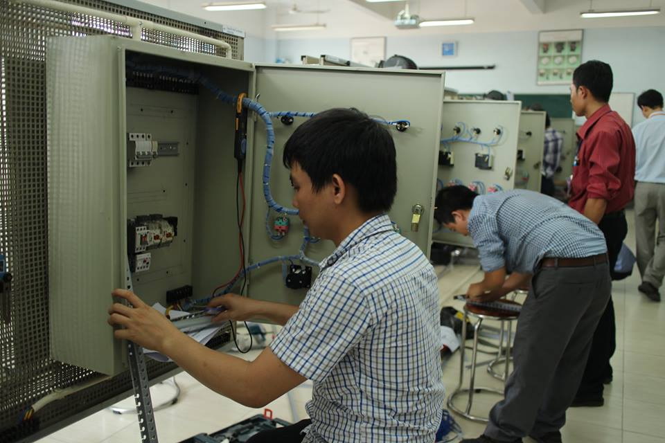 C&aacute;c th&iacute; sinh trong phần thi thực h&agrave;nh r&aacute;p mạc điện