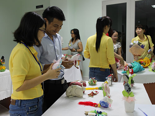 Bán thiệp Xuân gây quỹ học bổng