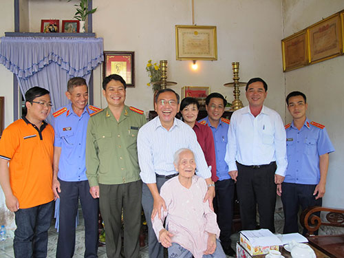Đại diện Khối Thi đua VI thăm mẹ Đoàn Thị Thê (ngồi)