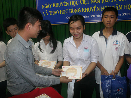 Động viên học sinh, sinh viên vượt khó