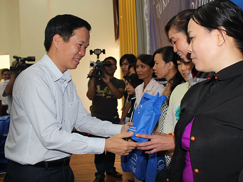 Tặng quà và radio cho công nhân