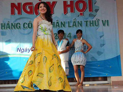 CNVC-LĐ quận T&acirc;n Ph&uacute;, TP HCM thi thiết kế v&agrave; biểu diễn thời trang l&agrave;m từ phế liệu