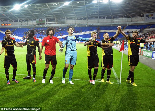 Thủ m&ocirc;n Courtois v&agrave; Bruyne trong trận đấu Xứ Wales v&agrave;o năm 2012
