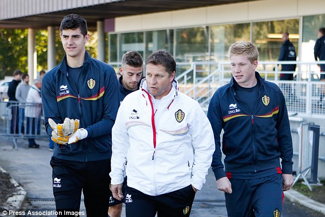 Courtois (tr&aacute;i) va&agrave; Bruyne trong một lần tập trung c&ugrave;ng tuyển Bỉ