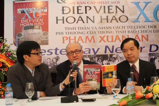 T&aacute;c giả cuốn s&aacute;ch &ldquo;Điệp vi&ecirc;n ho&agrave;n hảo&rdquo;, Gi&aacute;o sư Larry Berman (giữa) trong buổi họp b&aacute;o