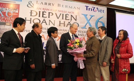 Trung tướng L&ecirc; Văn H&acirc;n tặng hoa cảm ơn t&aacute;c giả Larry Berman