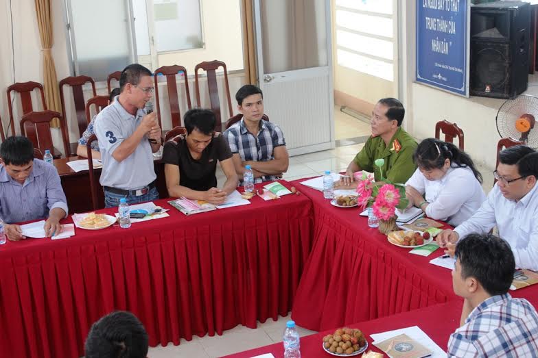 Đại diện công nhân trình bày thắc mắc tại buổi gặp gỡ