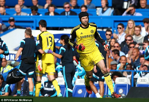 Petr Cech v&agrave;o thay Courtois trong trận Chelsea thắng Arsenal ở v&ograve;ng 7 Giải Ngoại hạng Anh