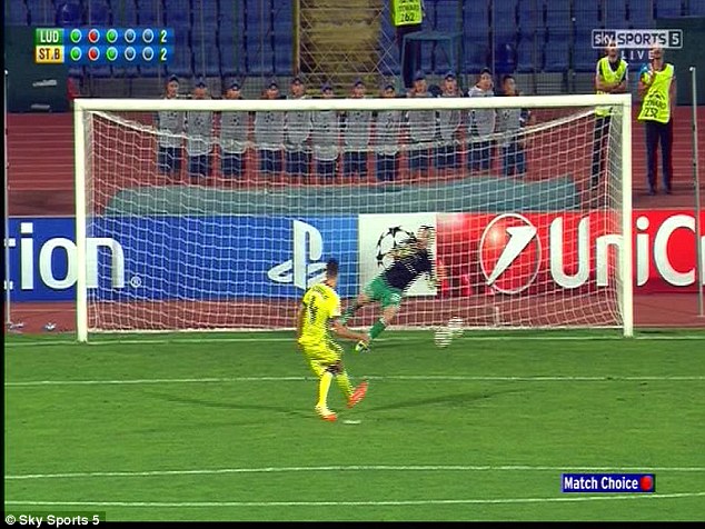 Hậu vệ thay thủ môn cản phá 2 quả sút 11 m ở Champions League