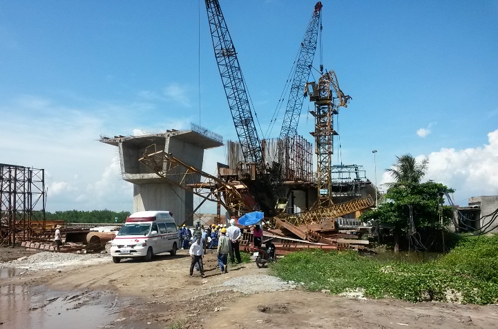Xe cấp cứu có mặt tại hiện trường vụ gẫy cần cẩu
