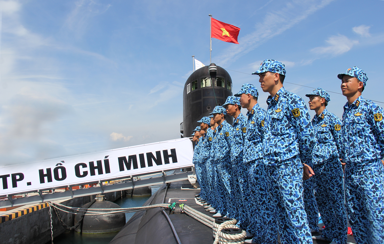 Cờ tổ quốc tung bay tr&ecirc;n T&agrave;u HQ-183 Th&agrave;nh phố Hồ Ch&iacute; Minh