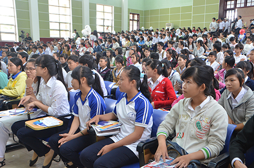Học sinh chăm ch&uacute; nghe ban tư vấn n&ecirc;u những điểm mới kỳ tuyển sinh 2014