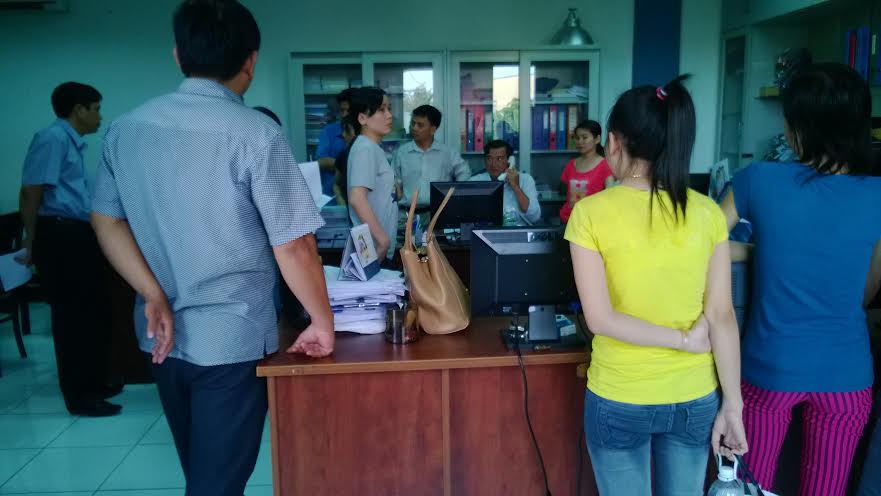 Rất động  &ocirc;ng nh&acirc;n tập trung tại văn ph&ograve;ng c&ocirc;ng ty chờ can thiệp của c&aacute;c cơ quan chức năng
