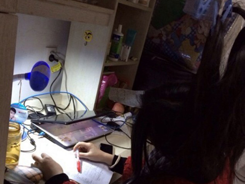 Sinh viên Trung Quốc treo ngược tóc học bài thi