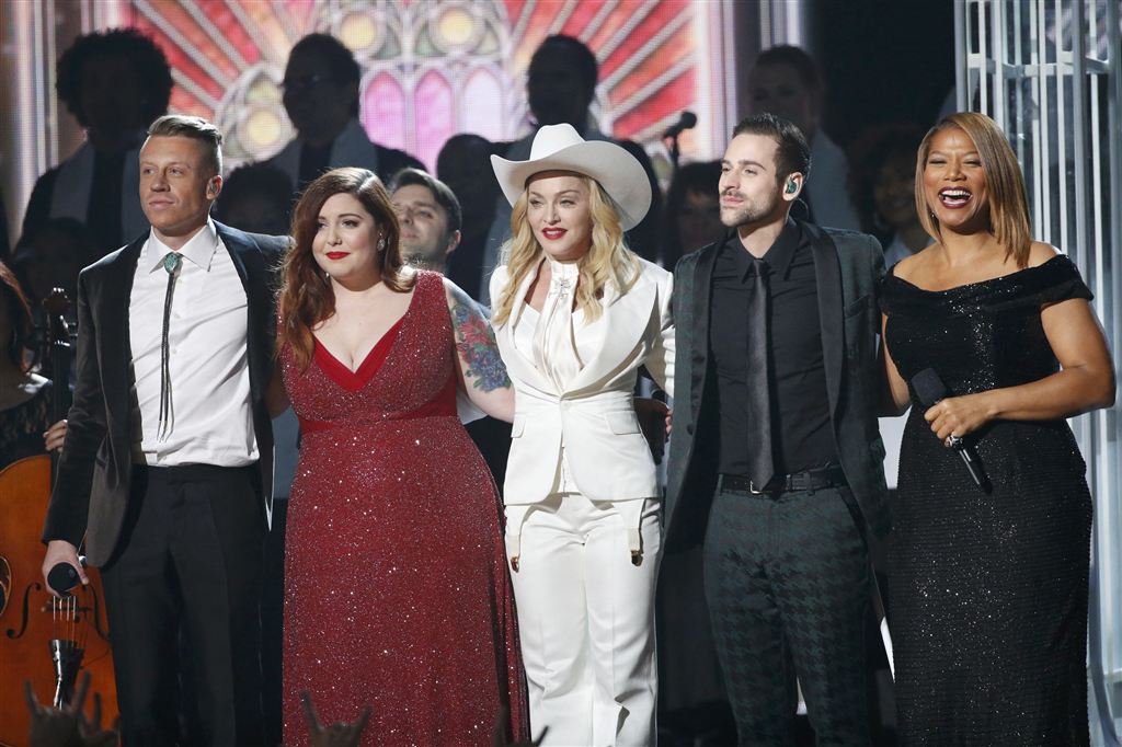 Macklemore, Mary Lambert, Madonna, Ryan Lewis v&agrave; Queen Latifah h&aacute;t ch&uacute;c ph&uacute;c cho 33 cặp đ&ocirc;i đồng t&iacute;nh