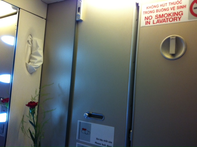 Mặc d&ugrave; c&oacute; biển cấm h&uacute;t thuốc trong toilet tr&ecirc;n m&aacute;y bay Vietnam Airlines song h&agrave;nh kh&aacute;ch vẫn vi phạm. Ảnh: T&ocirc; H&agrave;