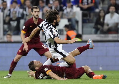 Pha vào bóng quyết liệt của Totti với Pirlo