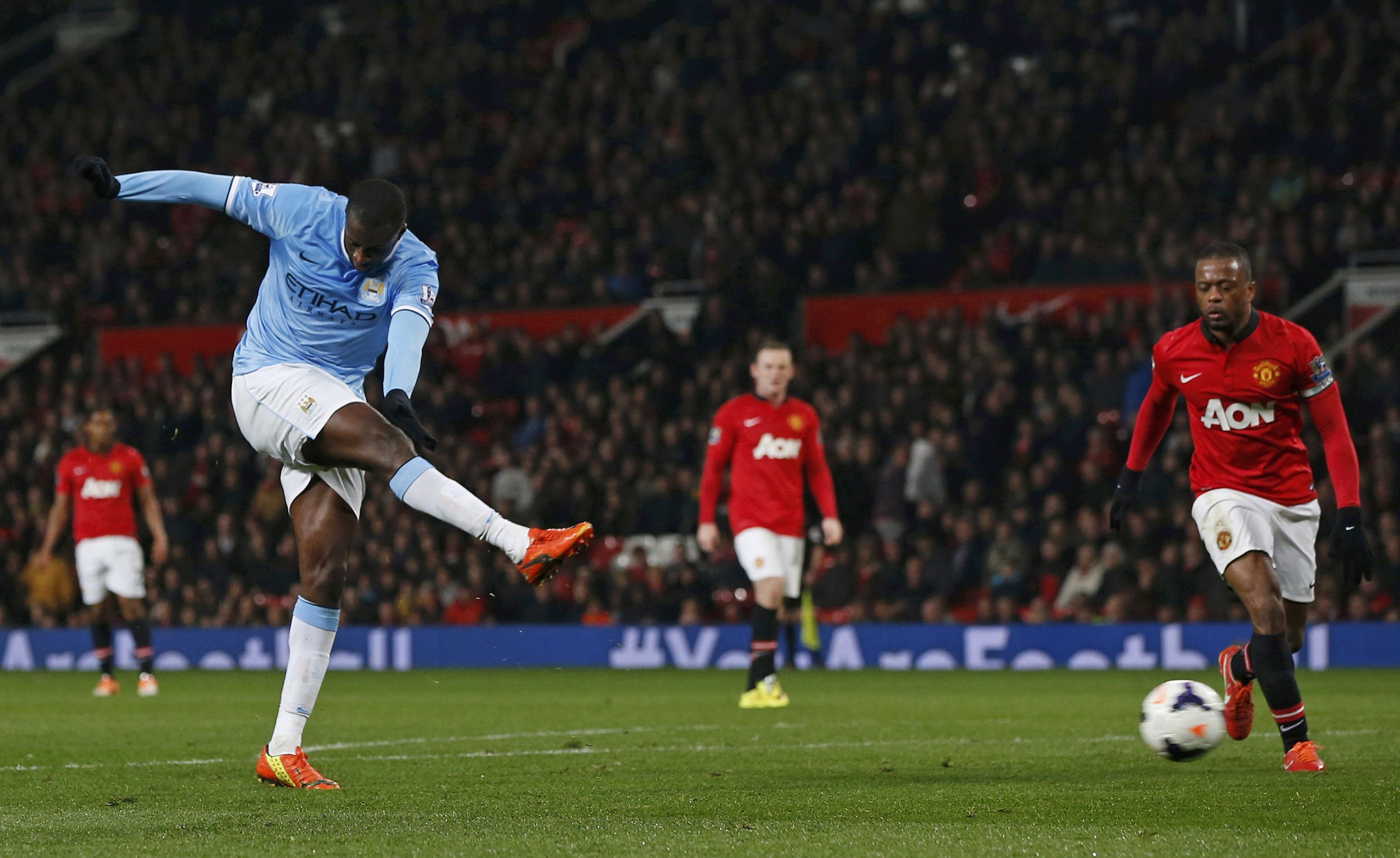 Yaya Toure ấn định chiến thắng 3-0 cho Man City ngay tr&ecirc;n s&acirc;n Old Trafford
