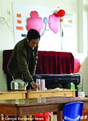 Tiểu tiện vào phích nước đồng nghiệp, thầy giáo bị bắt